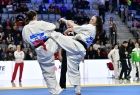 dwie karateczki jednocześnie atakują siebie nogami