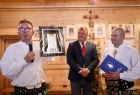Wójt Ochotnicy Dolnej Tadeusz Królczyk prezentuje portret papieża Jana Pawła II