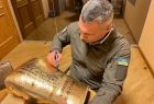 Witalij Kliczko podpisuje Złotą Rękawicę w kijowskim merostwie