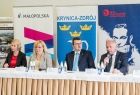 Konferencja prasowa, w tle bannery Województwa Małopolskiego, Krynicy-Zdroju i Festiwalu Jana Kiepury