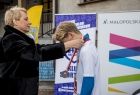 Iwona Gibas dekoruje medalem chłopca w sportowym stroju