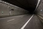 widok na wjazd do tunelu drogowego