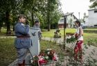 Marta Malec-Lech składa kwiaty pod pomnikiem legionistów
