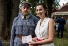 Marta Malec-Lech trzyma książeczkę wojskową