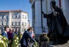 Delegacje składają kwiaty przed pomnikiem św. Jana Pawła II w Wadowicach