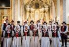 Występ zespołu śpiewaczego w strojach ludowych w Bazylice Ofiarowania Najświętszej Maryi Panny