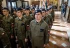 Oddział młodych ludzi w wojskowych mundurach biorący udział w mszy świętej w Bazylice Ofiarowania Najświętszej Maryi Panny w Wadowicach