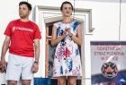 Marta Malec-Lech z zarządu województwa stoi na scenie. Obok mężczyzna w czerwonej koszulce.
