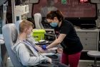 pracowniczka Regionalnego Centrum Krwiodawstwa i Krwiolecznictwa pobiera krew od honorowego dawcy 