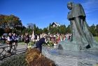 Widok na Marszała Małopolski Witolda Kozłowskiego składającego kwiaty przed pomnikiem Jana Pawła II