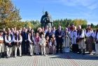 uczestnicy uroczystości w zbiorowym zdjęciu przed pomnikiem Jana Pawła II - pozują do zdjęcia 