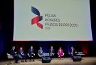 Debata na scenie kongresu, w tle nad dyskutującymi widać ekran z napisem "Polski Kongres Przedsiębiorczości"