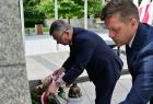 Marszałek Witold Kozłowski oraz senator Wiktor Durlak złożyli kwiaty przy grybowskim Pomniku poległych w II wojnie światowej.