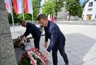 Marszałek Witold Kozłowski oraz senator Wiktor Durlak złożyli kwiaty przy grybowskim Pomniku poległych w II wojnie światowej.