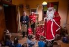 Święty Mikołaj, Marszałek Województwa Małopolskiego oraz opiekunowie dzieci z rodzinnego domu dziecka wręczaj pod opieczonym prezenty. 