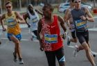 czarnoskóry biegacz w trakcie półmaratonu