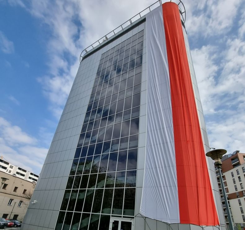 budynek urzędu marszałkowskiego z wywieszoną flagą