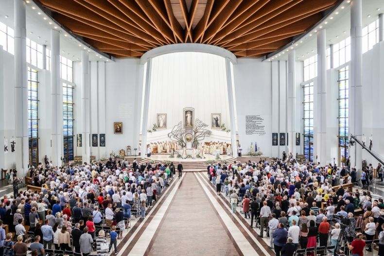 widok na ołtarz i wnętrze kościoła podczas uroczystej Eucharystii pod przewodnictwem Metropolity Krakowskiego abp. Marka Jędraszewskiego