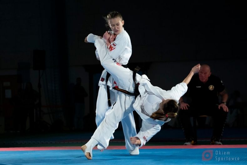 walka zawodniczek w karate