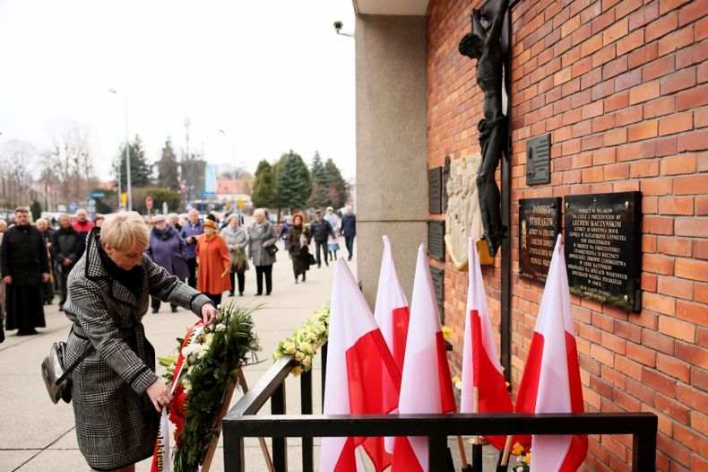 Iwona Gibas składająca w imieniu Zarządu Województwa Małopolskiego wieniec przed tablicą pamiątkową przy kościele św. Maksymiliana w Oświęcimiu