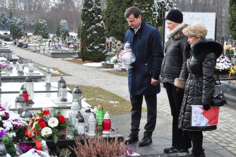 Iwona Gibas składa wiązankę na Cmentarzu w Jawiszowicach