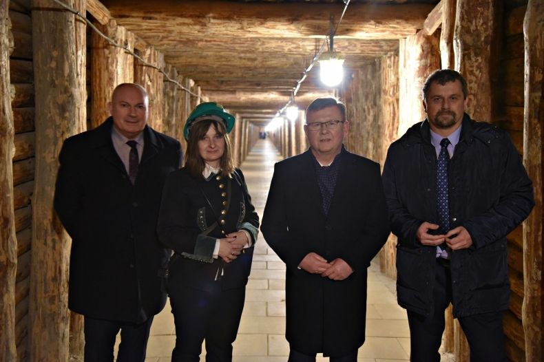 Marszałek Witold Kozłowski, burmistrz Stefan Kolawiński i przedstawiciele kopalni soli w korytarzu kopalni.