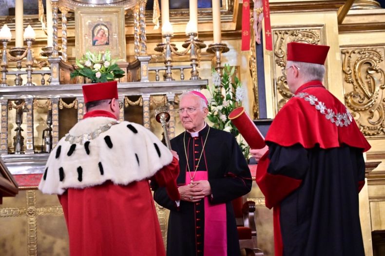 biskup podczas laudacji i nadaniu tytułu honoris causa w towarzystwie profesorów
