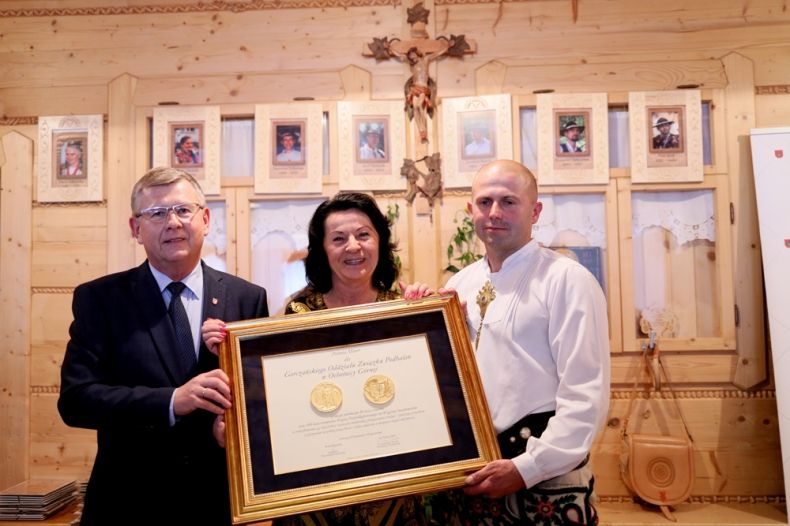 Marszałek Witold Kozłowski i poseł na Sejm RP Anna Paluch prezentują Medal Polonia Minor