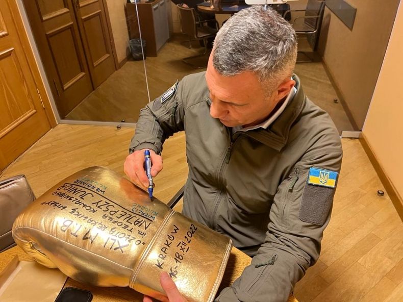Witalij Kliczko podpisuje Złotą Rękawicę w kijowskim merostwie