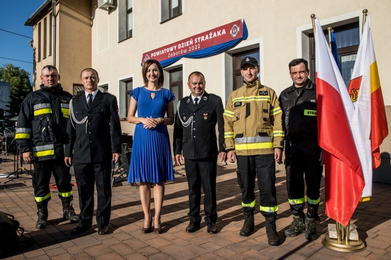 Marta Malec-Lech z zarządu stoi ze strażakami.