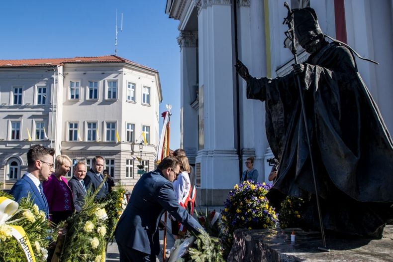 Delegacje składają kwiaty przed pomnikiem św. Jana Pawła II w Wadowicach
