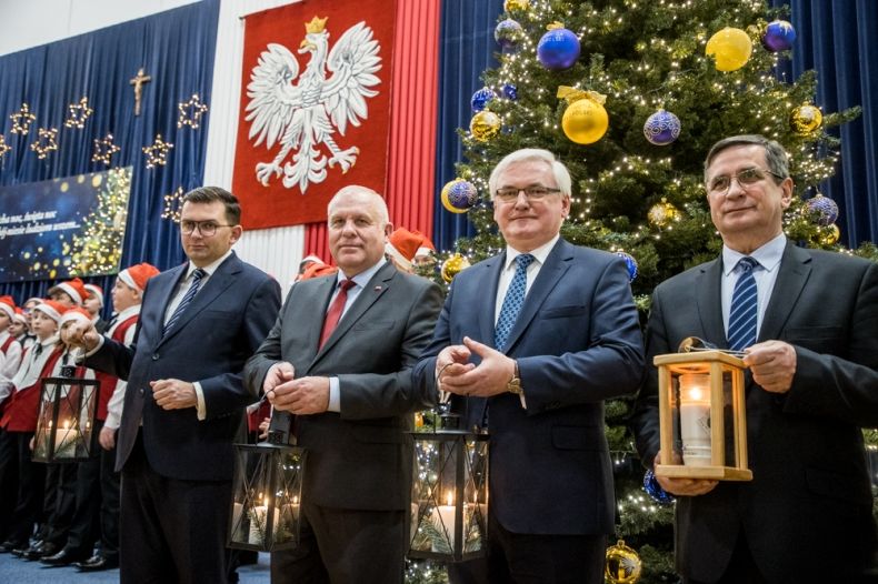 Od lewej wojewoda Łukasz Kmita, wicewojewoda Ryszard Pagacz, wicemarszałek Józef Gawron i prezydent Tarnowa Roman Ciepiela trzymający lampiony.