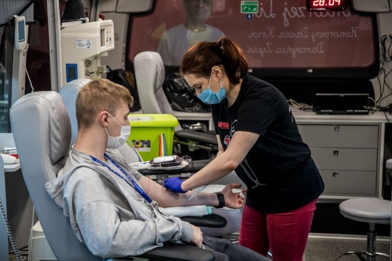 pracowniczka Regionalnego Centrum Krwiodawstwa i Krwiolecznictwa pobiera krew od honorowego dawcy 