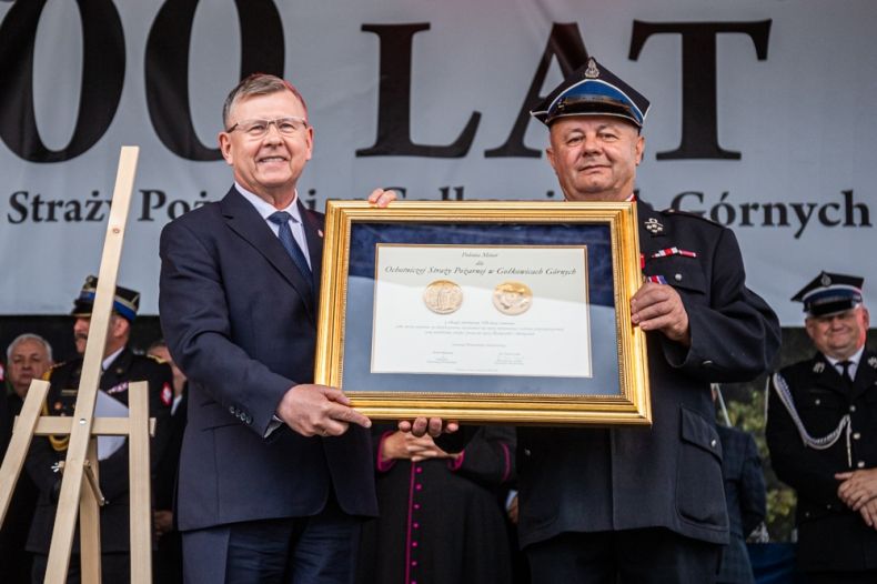 Marszałek Witold Kozłowski oraz strażak trzymają Nagrodę Polonia Minor.