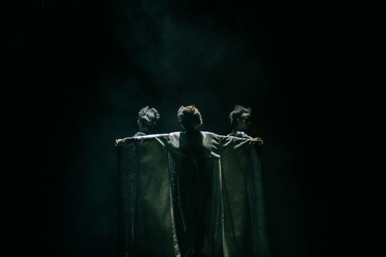 trzy kobiety w długich sukniach na scenie