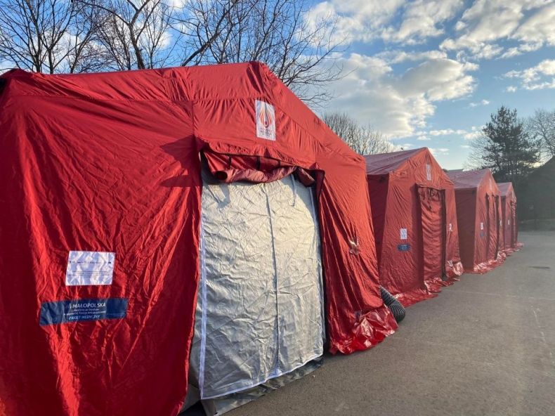 Czerwone namioty ustawione w szeregu z widocznym napisem Małopolska.
