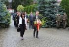 Radny Mirosław Dróżdż składa kwiaty