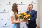 marszałek Małopolski Witold Kozłowski wręcza Oli Król bukiet kwiatów