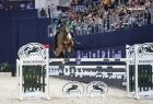 Dawid Skiba skacze na koniu przez wysoką przeszkodę