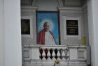 Obraz św. Jana Pawła II na balkonie bazyliki.