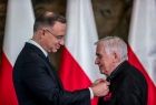 Prezydent Andrzej Duda wręcza odznaczenie