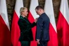 Iwona Gibas wręcza Odznakę Honorową Województwa Małopolskiego