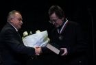 Jan Piczura wiceprzewodniczący Sejmiku wręcza bukiet kwiatów dyrektorowi Teatru Andrzejowi Dziukowi