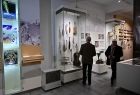 widok z oddali na osoby oglądające nową ekspozycję w gmachu Muzeum Tatrzańskiego