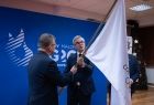 Marszałek Witold Kozłowski przekazuje flagę Marcinowi Nowakowi prezesowi Igrzysk Europejskich.