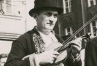 Rudolf Józefowski w stroju regionalnym ze skrzypcami