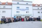 Wspólne pamiątkowe zdjęcie uczestników uroczystości przed nowo otwartym gmachem oświęcimskiej uczelni