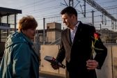 Książka i róża dla pasażerów kolei i mieszkańców Krzeszowic