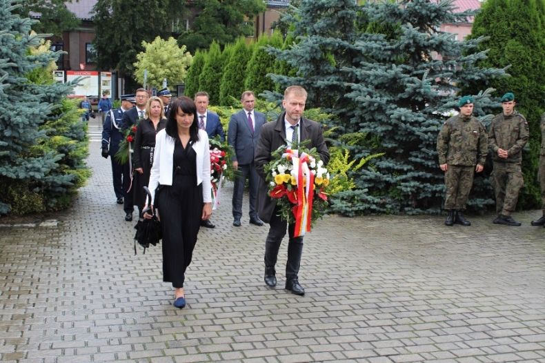 Radny Mirosław Dróżdż składa kwiaty