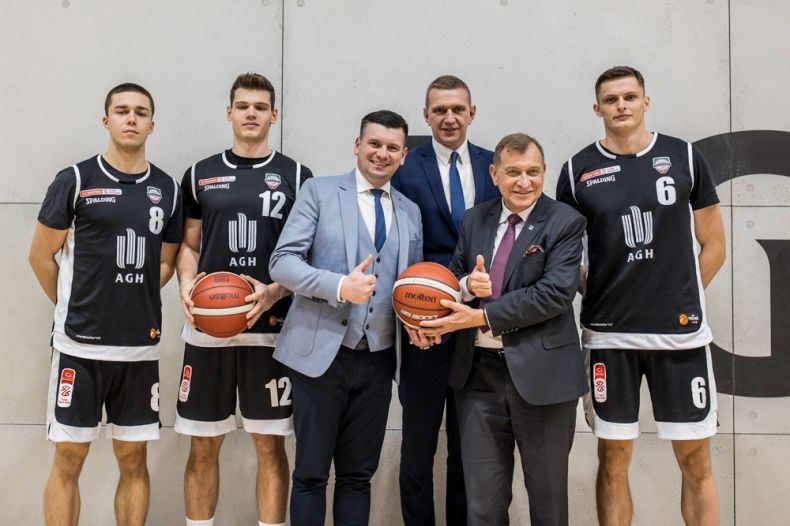 Wicemarszałek Łukasz Smółka stoi z koszykarzami AGH.